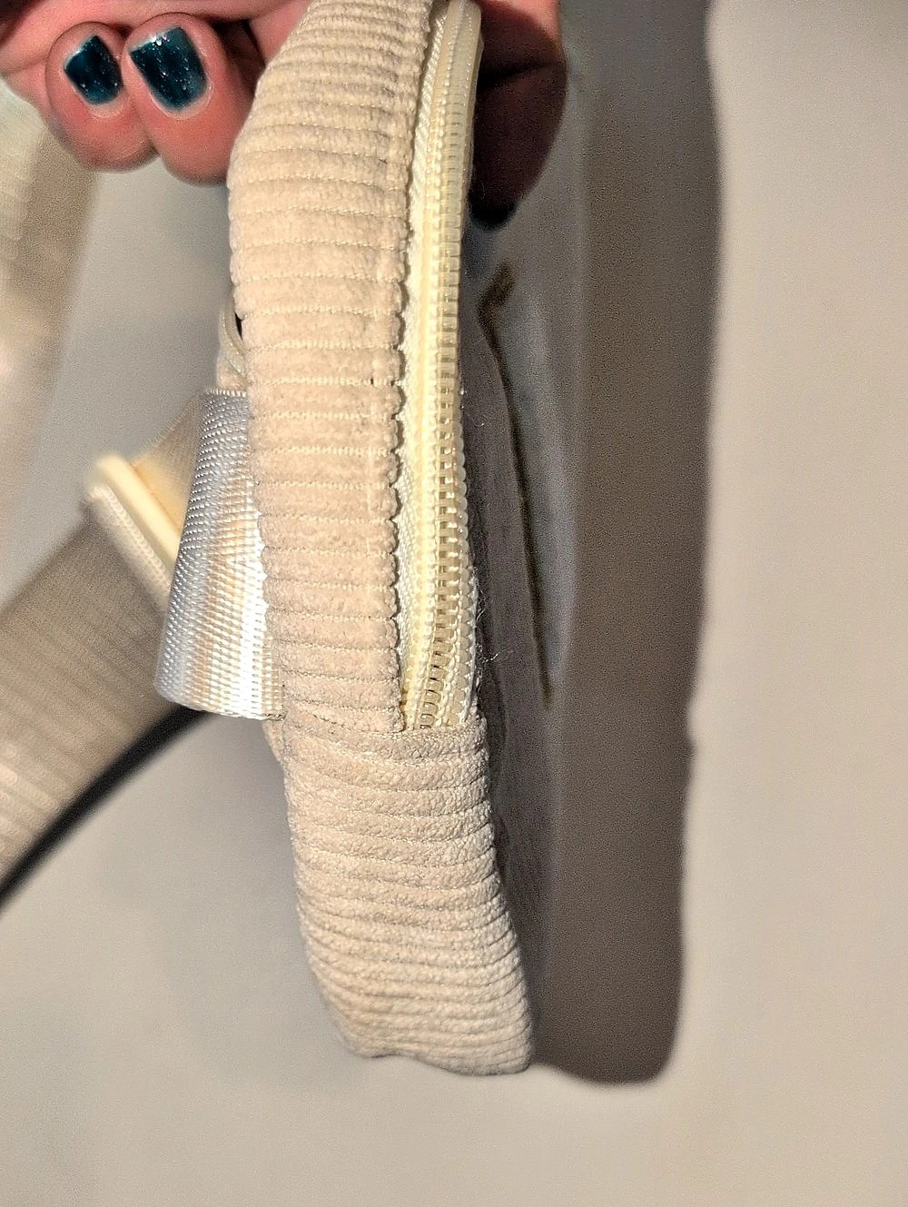Cream Ribbed Crossbody Bag With An "R" Patch On Front - Picture 11 of 12